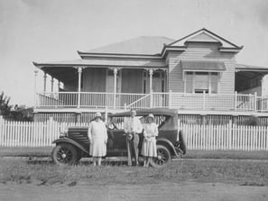 -Queenslander-_house_and_car,_ca._1930_-_photographer_Sam_Hood_(4944558270).jpg